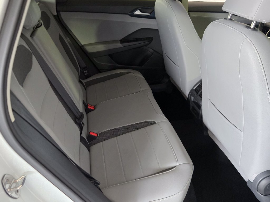 Certified 2024 Volkswagen Taos SE w/ Panoramic Sunroof Package FWD image 17