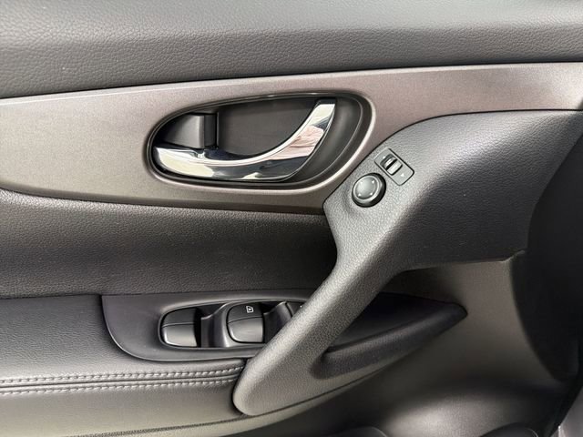 Used 2015 Nissan Rogue SV image 22