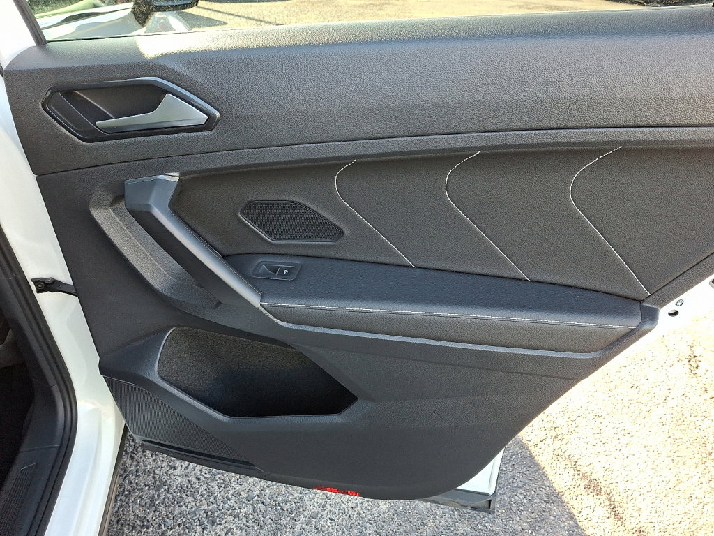 Used 2023 Volkswagen Tiguan SE image 14