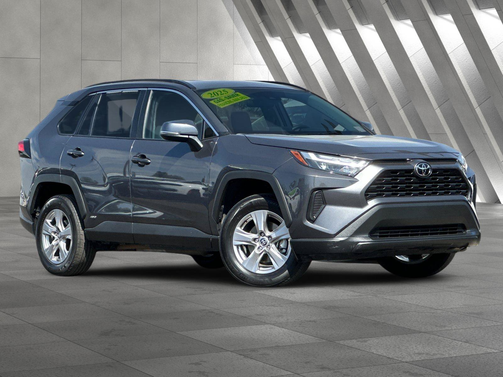 Used 2025 Toyota RAV4 XLE AWD/4WD image 1