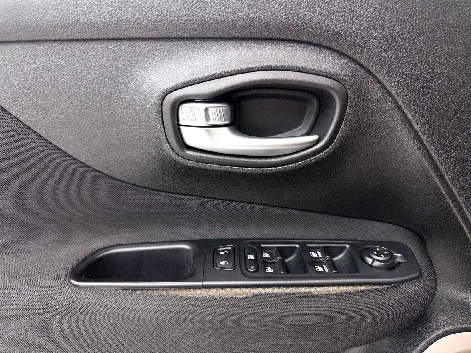 Used 2015 Jeep Renegade Latitude FWD image 23