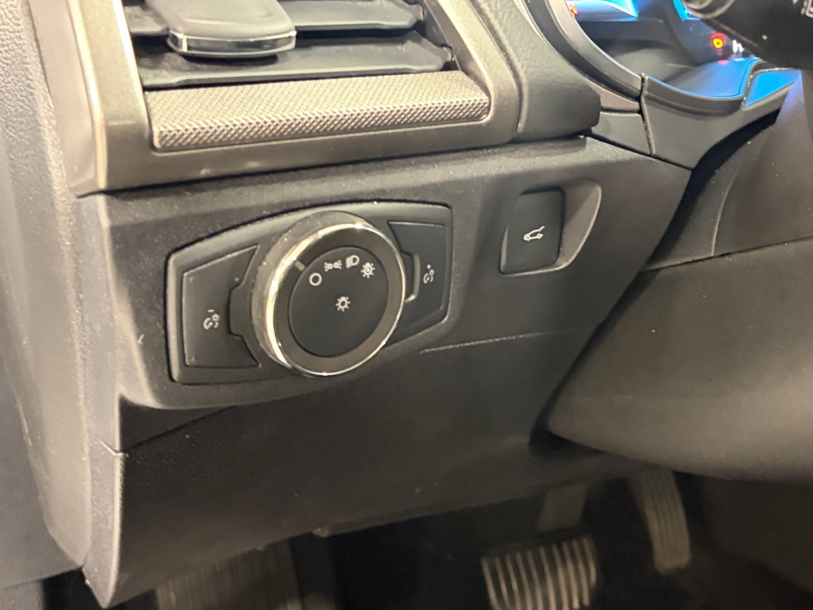Used 2020 Ford Fusion SE FWD image 17