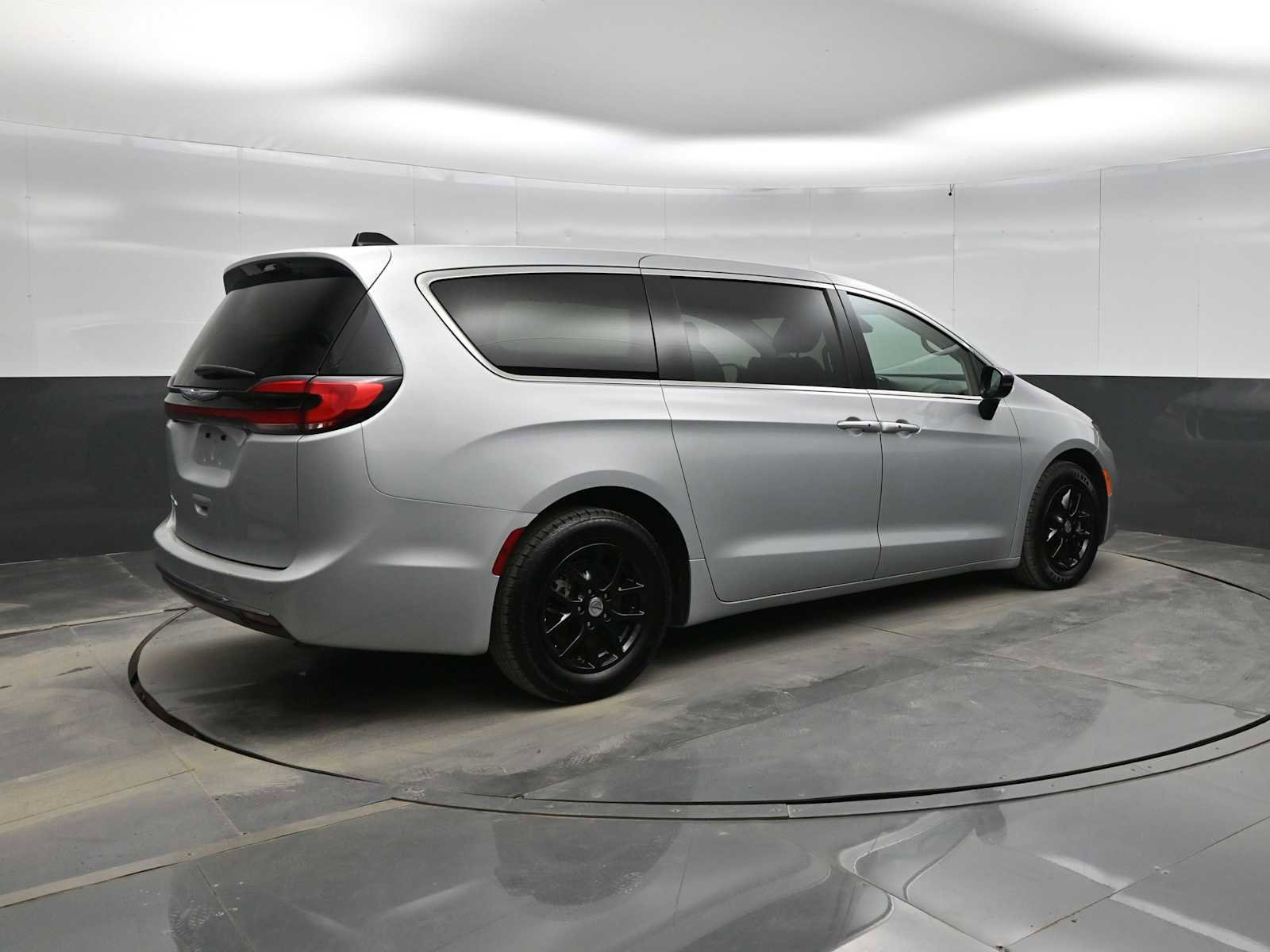 Used 2024 Chrysler Pacifica Touring-L image 8