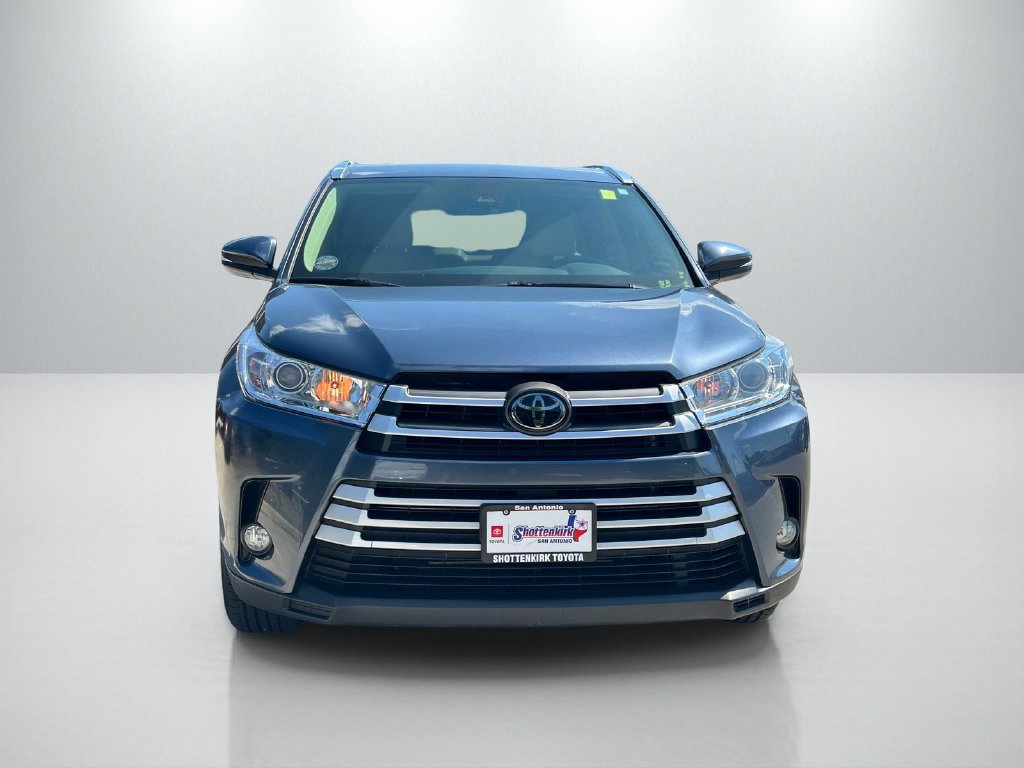 Used 2019 Toyota Highlander XLE FWD image 2
