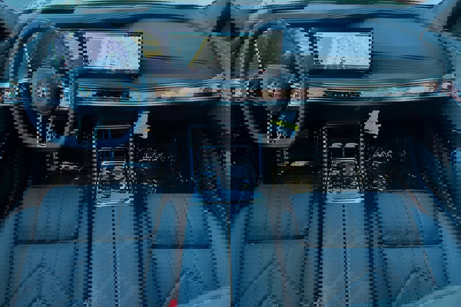 Used 2024 BMW i7 xDrive60 image 3