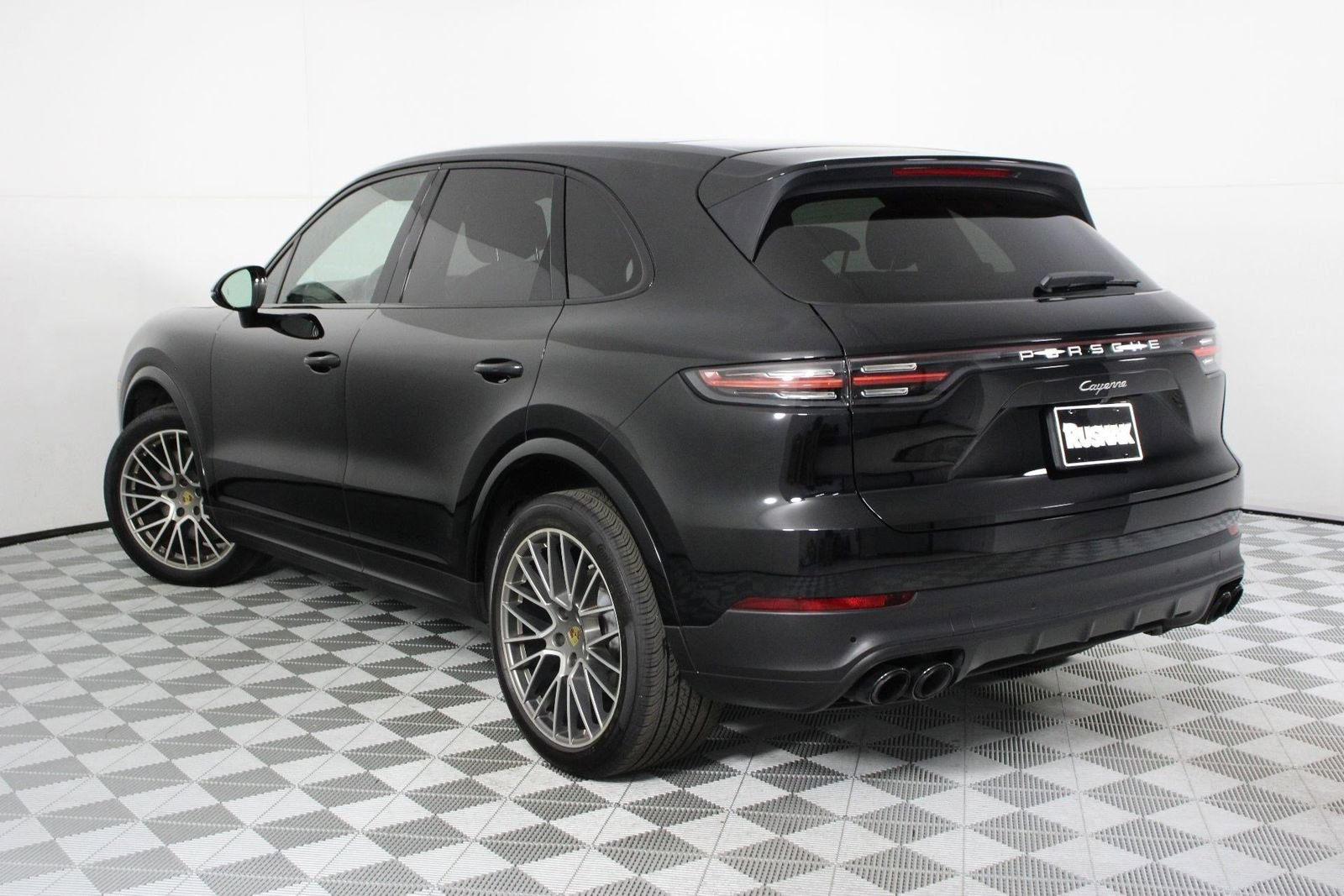Certified 2023 Porsche Cayenne Platinum Edition image 3