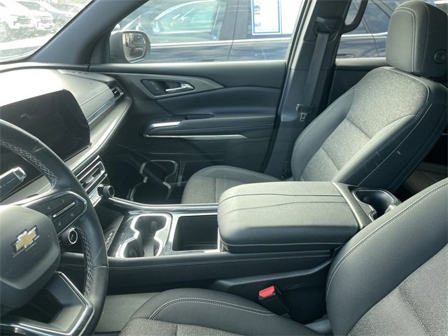 Used 2025 Chevrolet Traverse LT image 3