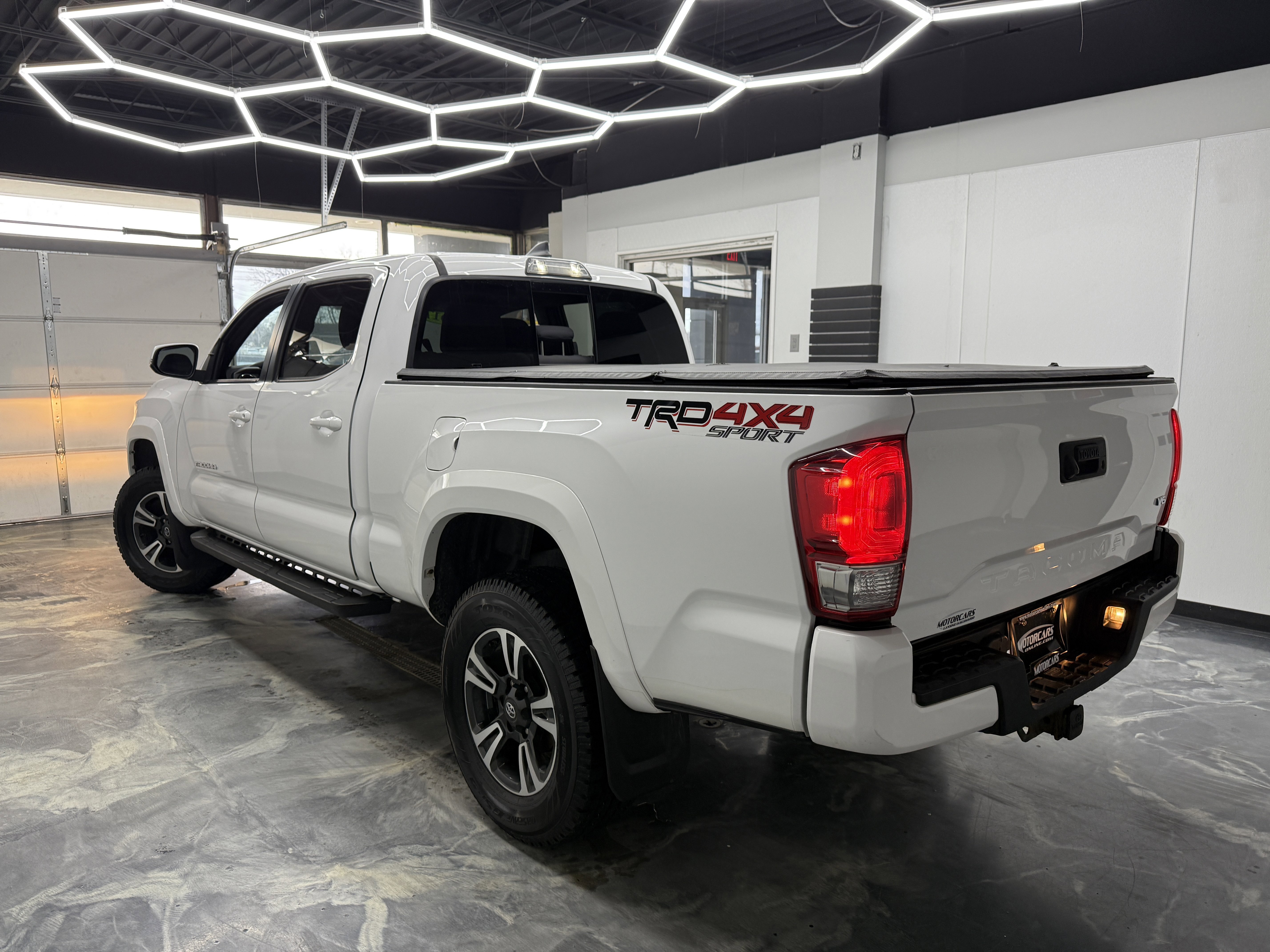 Used 2017 Toyota Tacoma TRD Off-Road image 3