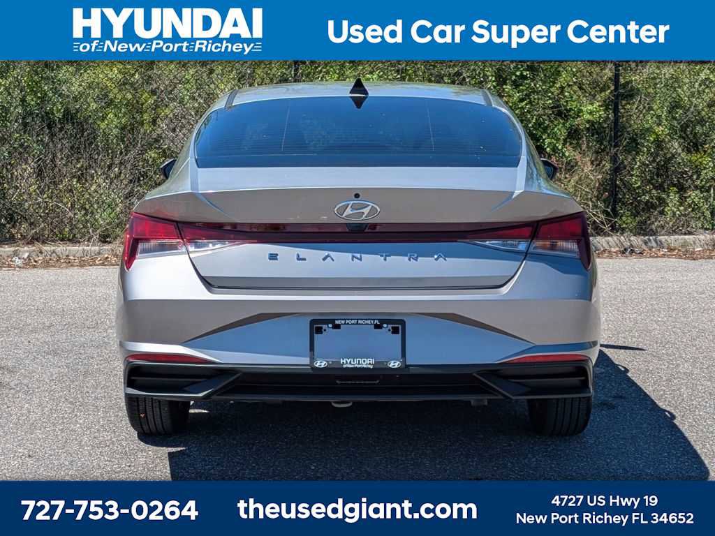 Used 2023 Hyundai Elantra SE image 4