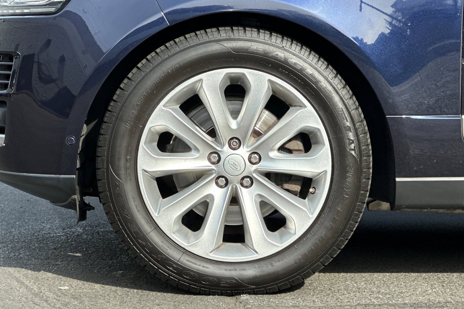 Used 2016 Land Rover Range Rover HSE image 13