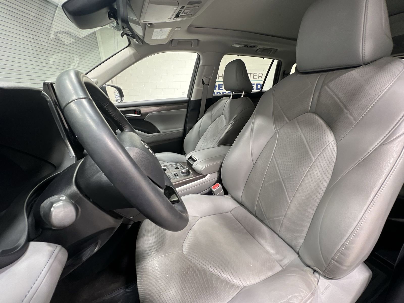Used 2023 Toyota Highlander Platinum image 11