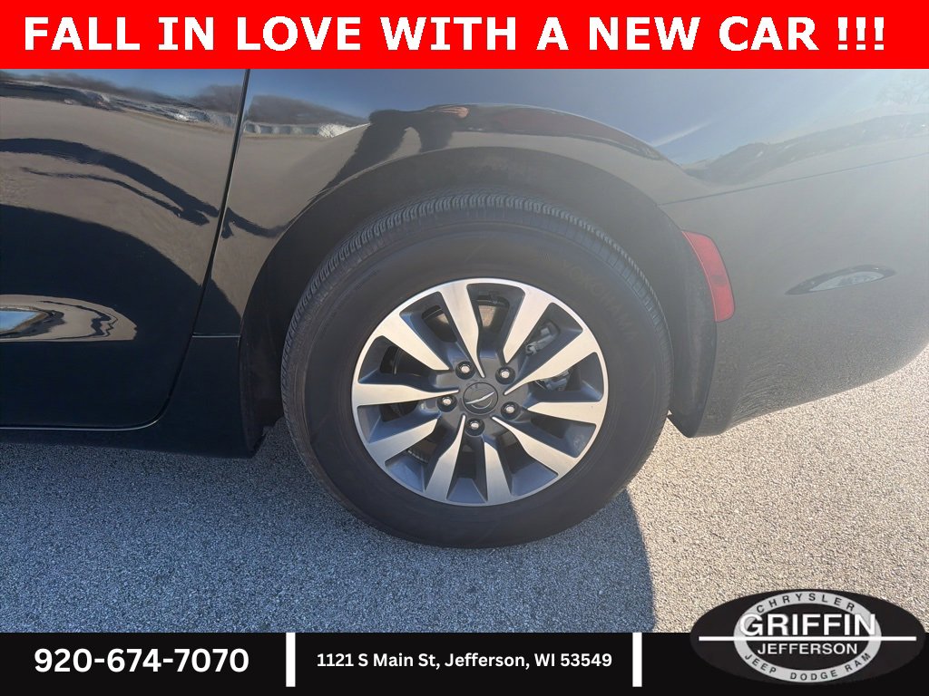 Used 2024 Chrysler Pacifica Select image 16