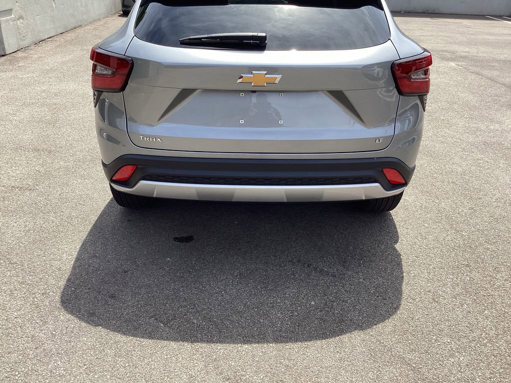 Used 2024 Chevrolet Trax LT w/ Sunroof Package FWD image 24