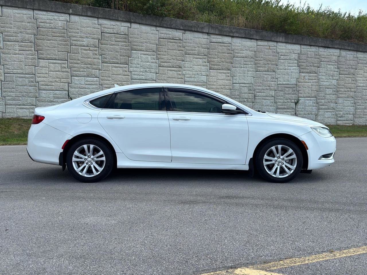 Used 2017 Chrysler 200 Limited Platinum image 2