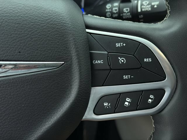Used 2023 Chrysler Pacifica Touring-L FWD image 26
