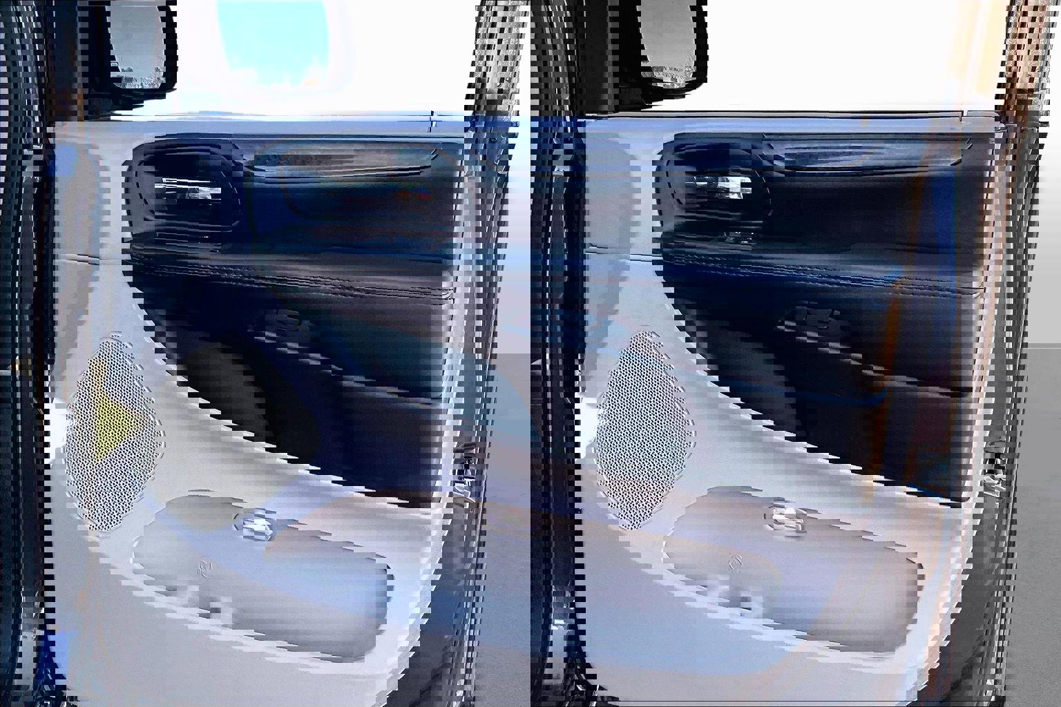 Used 2018 Dodge Grand Caravan SE w/ UConnect Hands-Free Group image 17