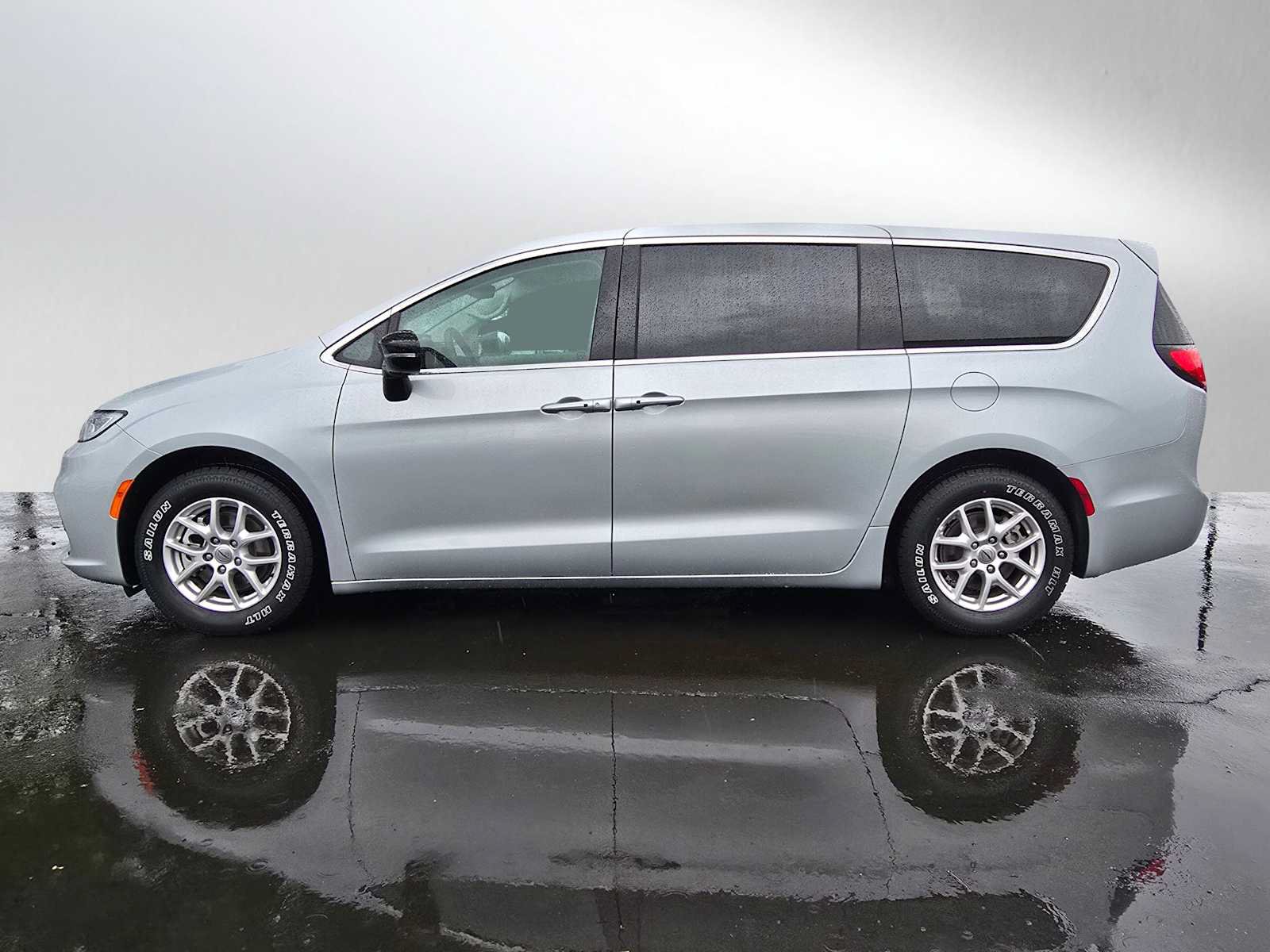 Used 2024 Chrysler Pacifica Touring-L FWD image 6