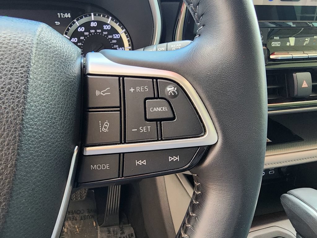 Used 2023 Toyota Highlander XLE AWD/4WD image 22