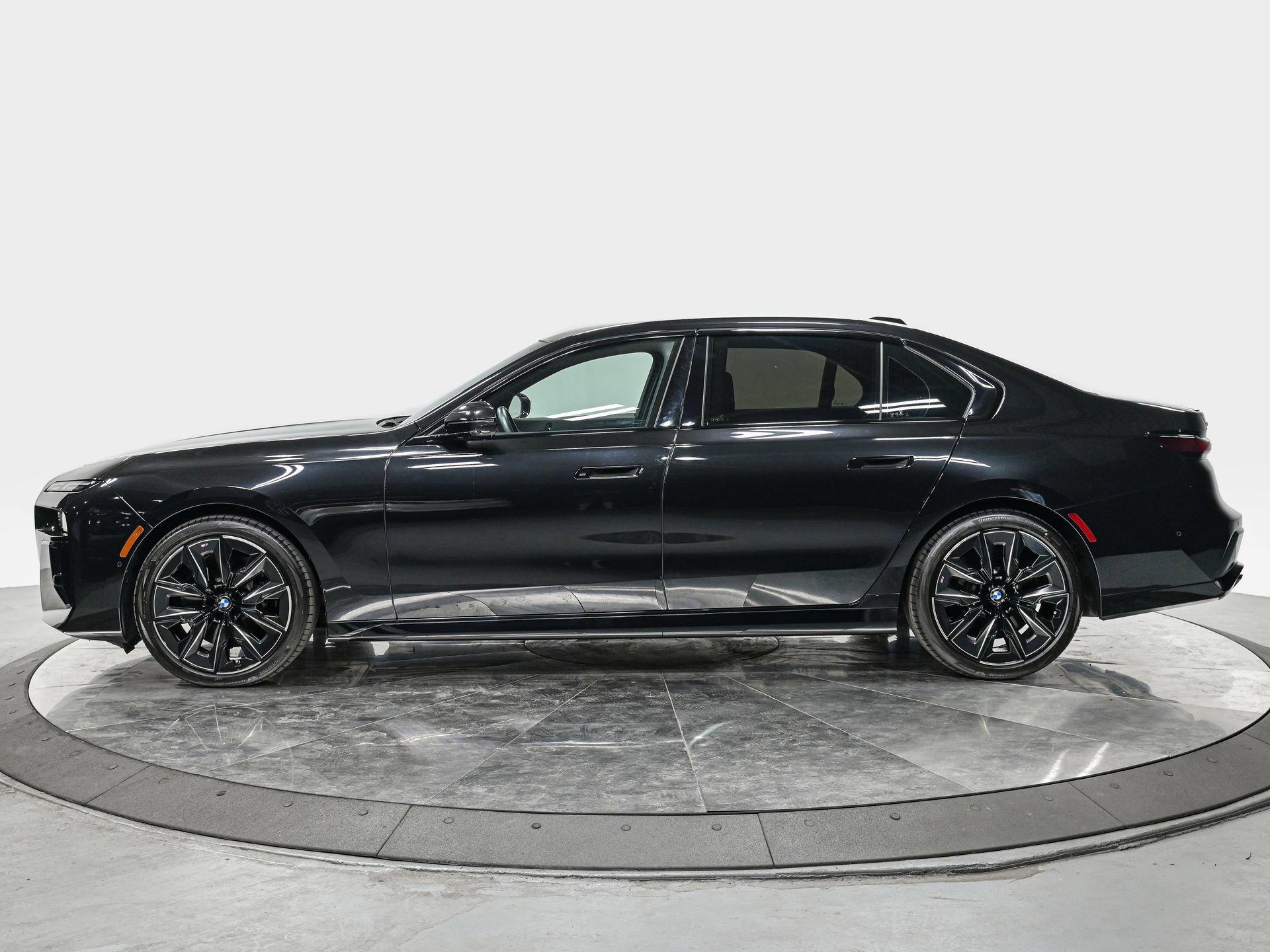 Used 2024 BMW 760i xDrive w/ Premium Package 2 AWD/4WD image 3