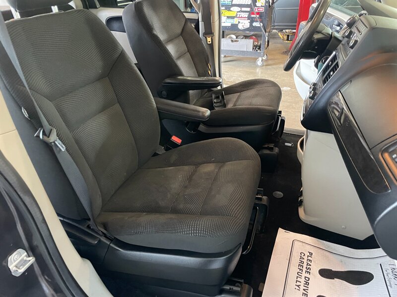 Used 2020 Dodge Grand Caravan SE w/ SE Plus Group FWD image 16