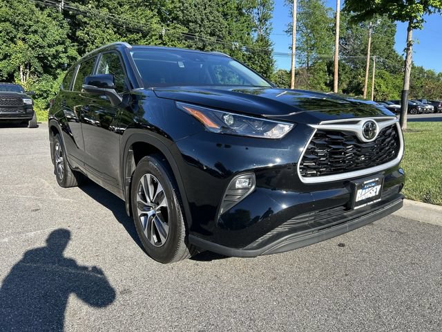 Used 2023 Toyota Highlander XLE AWD/4WD image 2