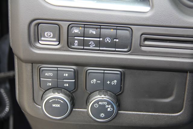 Used 2023 Chevrolet Suburban Premier AWD/4WD image 34