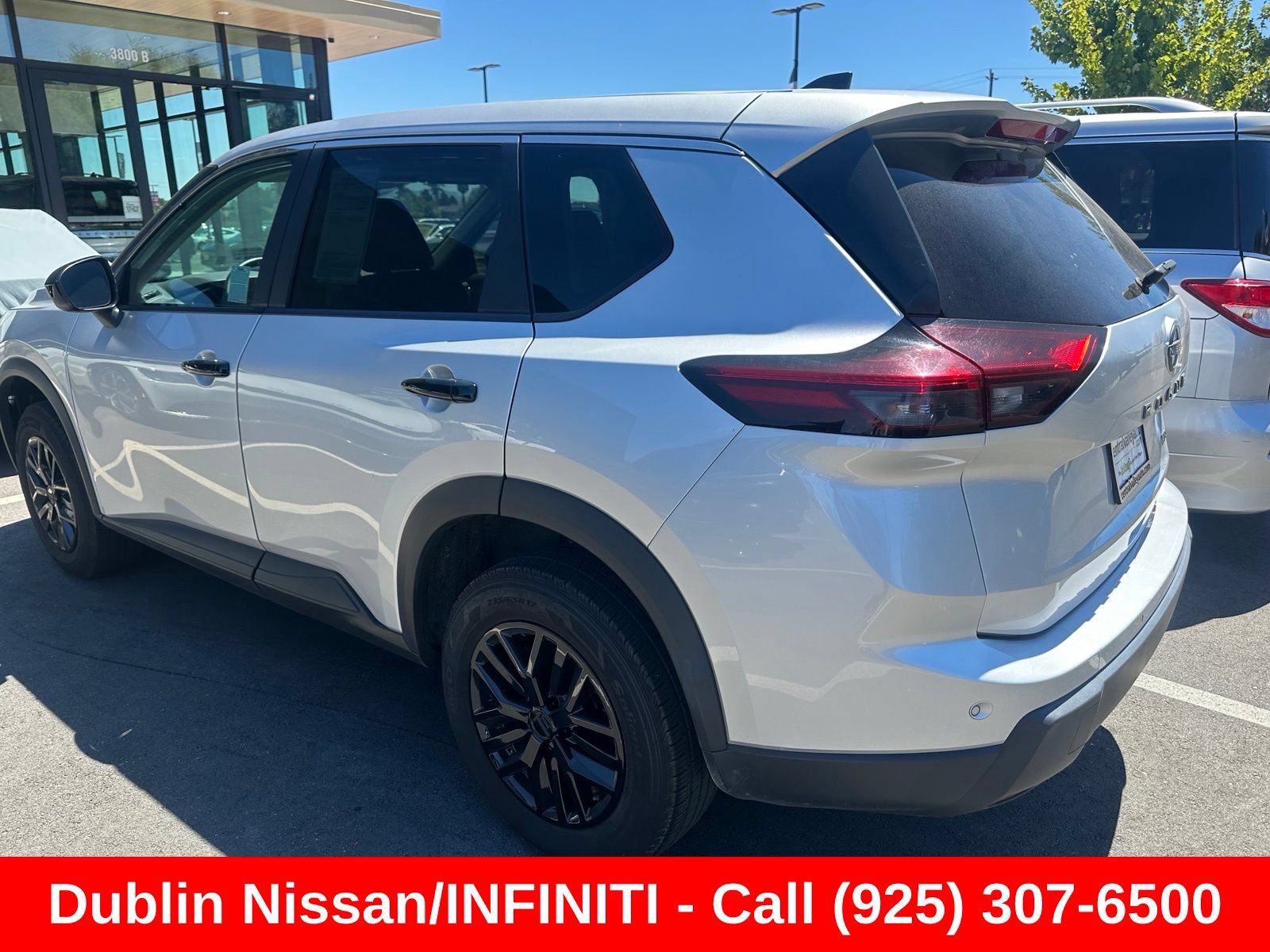 Used 2024 Nissan Rogue S AWD/4WD image 3