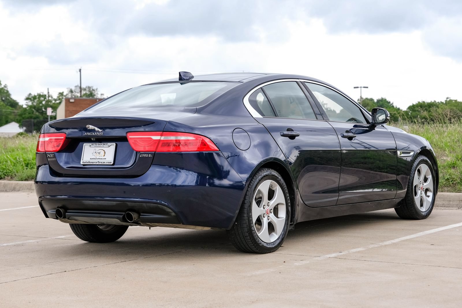 Used 2017 Jaguar XE RWD image 8