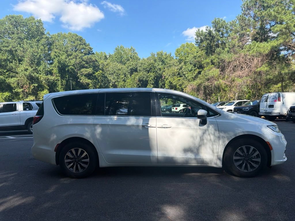 Used 2023 Chrysler Pacifica Touring-L FWD image 5