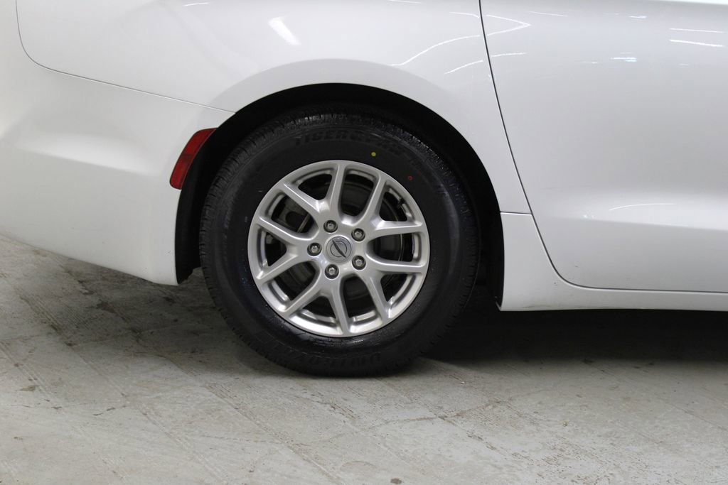 Used 2025 Chrysler Pacifica Select image 39