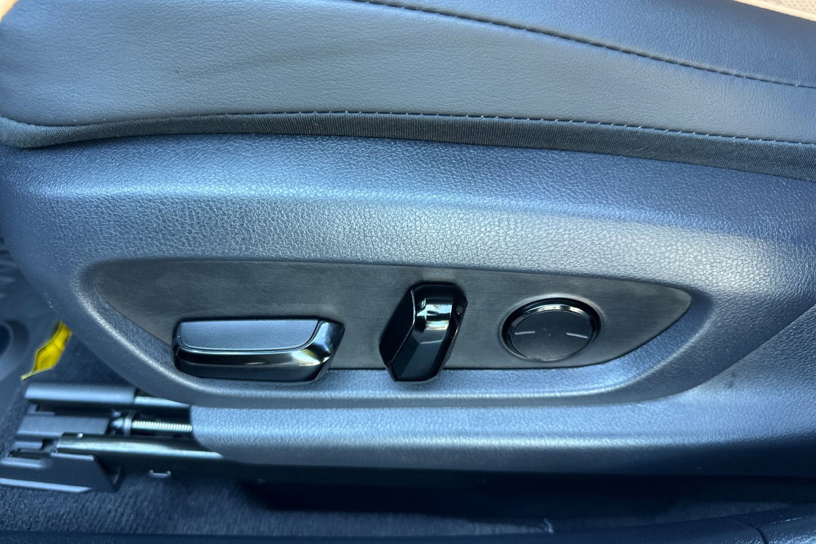 Used 2025 Lexus ES 300h w/ Premium Package image 14