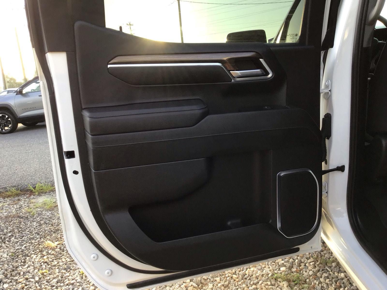 Used 2023 Chevrolet Silverado 1500 LT AWD/4WD image 8