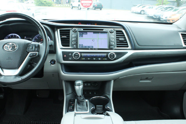 Used 2017 Toyota Highlander Limited AWD/4WD image 18