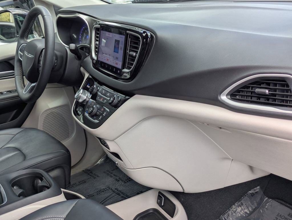 Used 2024 Chrysler Pacifica Touring-L image 30