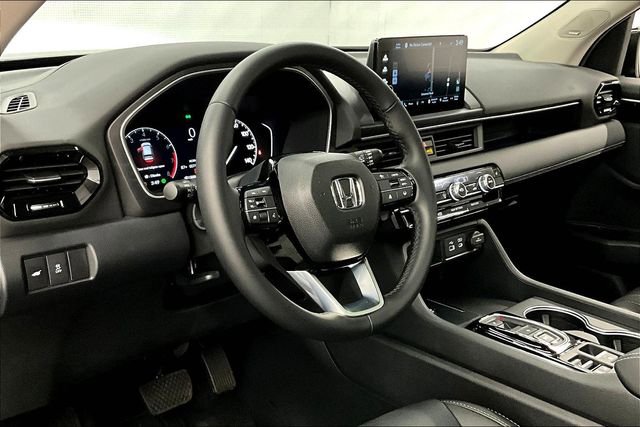 Used 2025 Honda Pilot Touring image 17