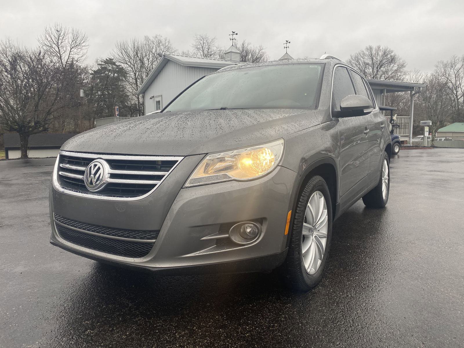 Used 2011 Volkswagen Tiguan SE image 1
