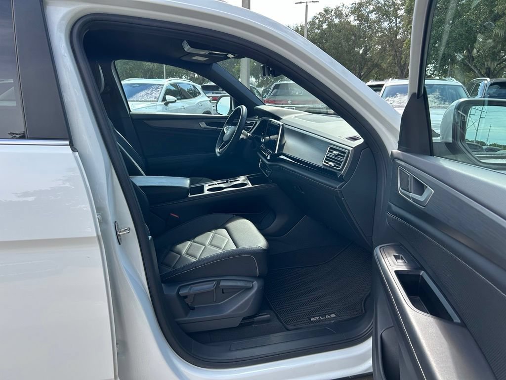 Used 2024 Volkswagen Atlas Cross Sport SE FWD image 36