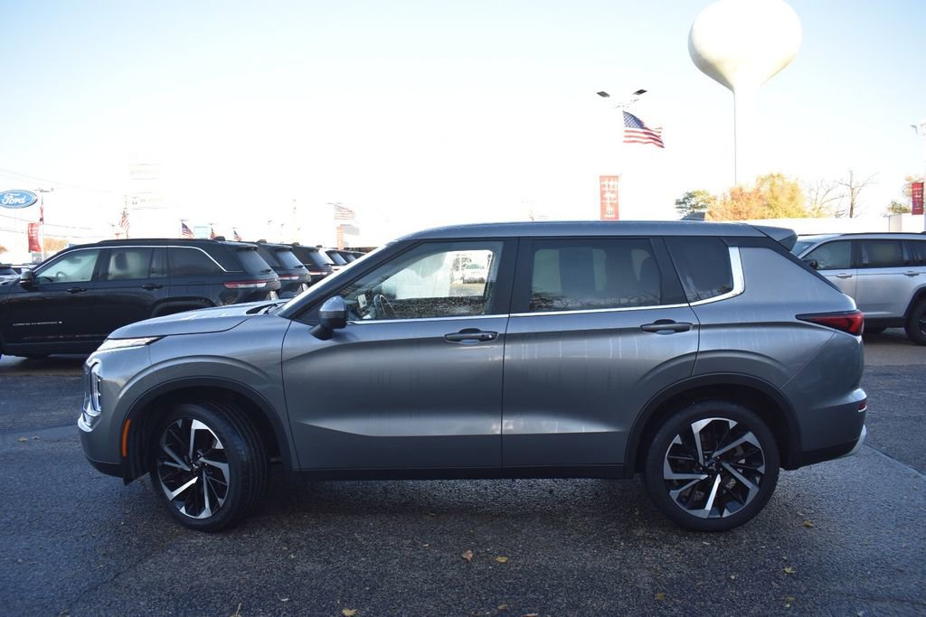 Used 2023 Mitsubishi Outlander SE image 3