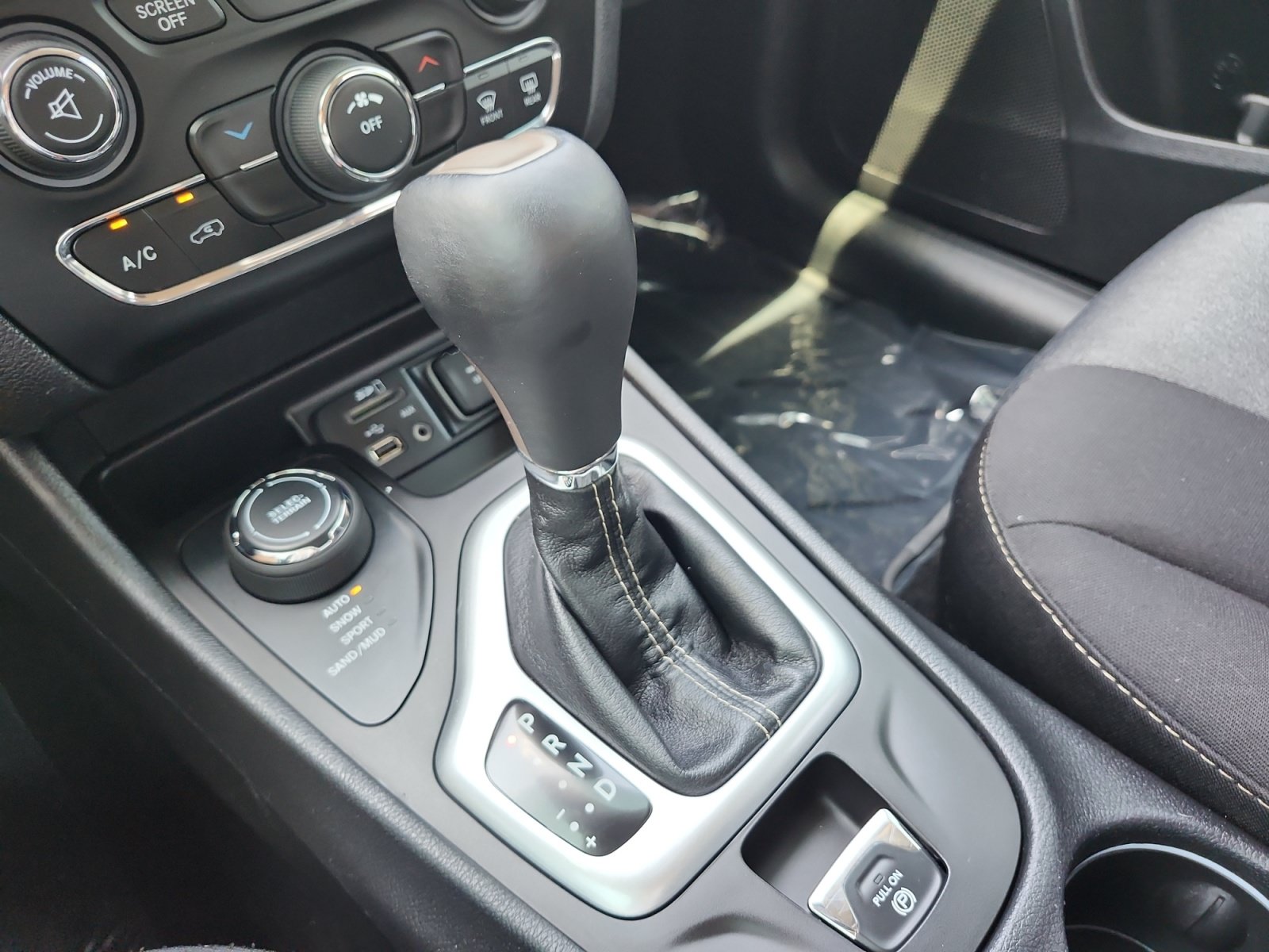Used 2018 Jeep Cherokee Sport AWD/4WD image 21
