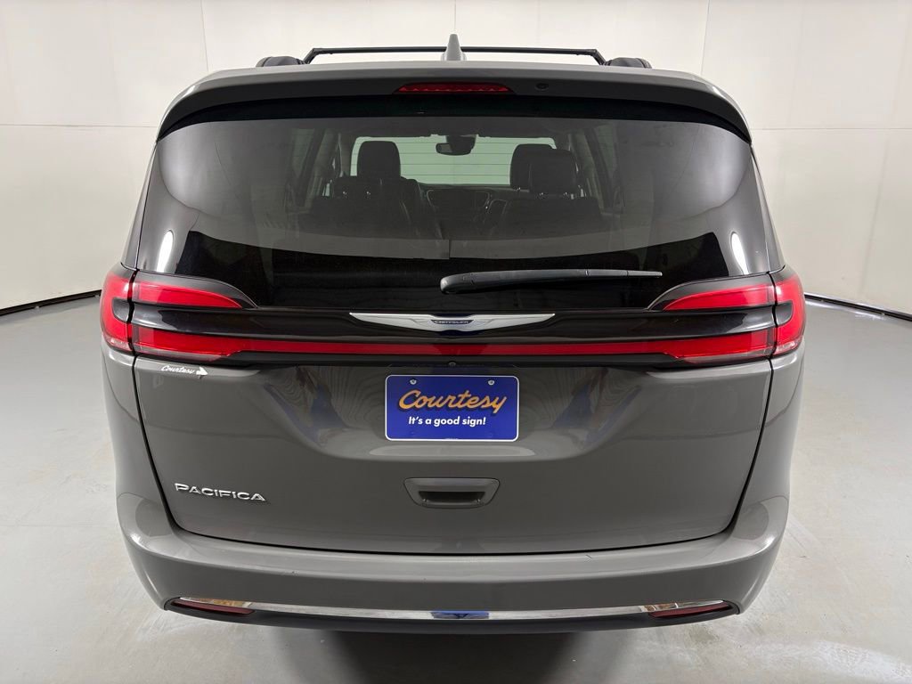 Used 2022 Chrysler Pacifica Touring-L image 7