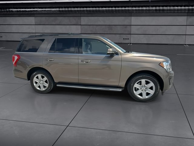 Used 2018 Ford Expedition XLT w/ Equipment Group 202A AWD/4WD image 2