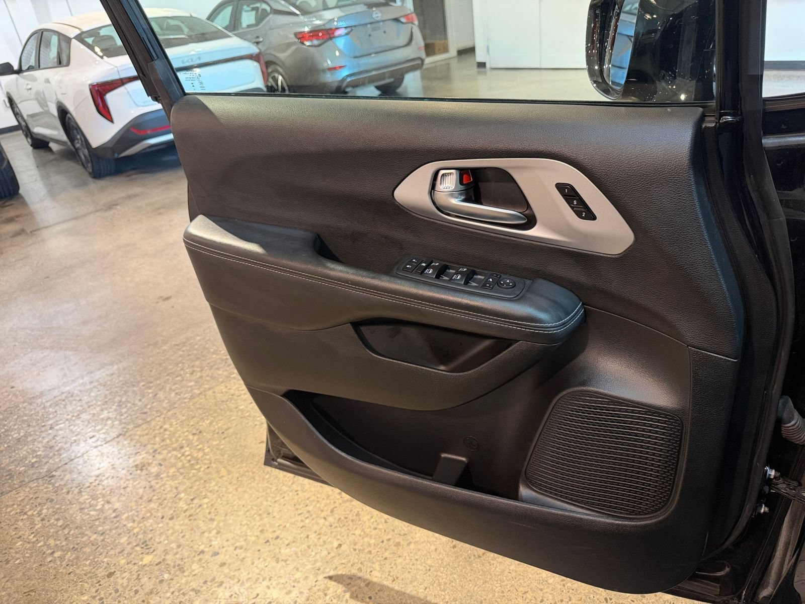 Used 2025 Chrysler Pacifica Limited FWD image 18