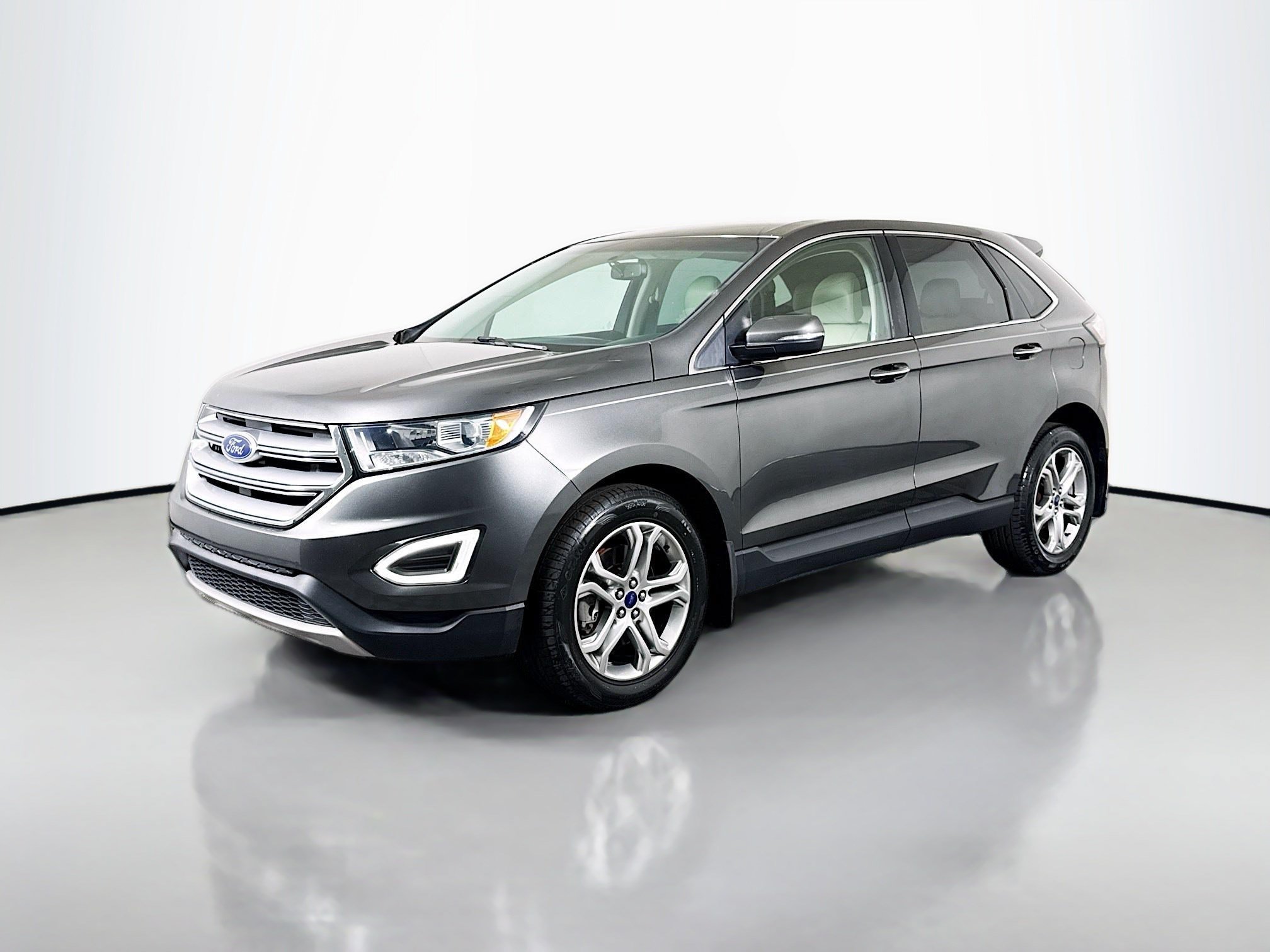 Used 2017 Ford Edge Titanium w/ Technology Package FWD image 4