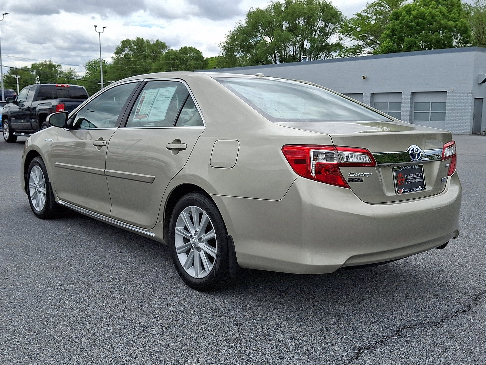 Used 2014 Toyota Camry XLE w/ Leather Package FWD image 5
