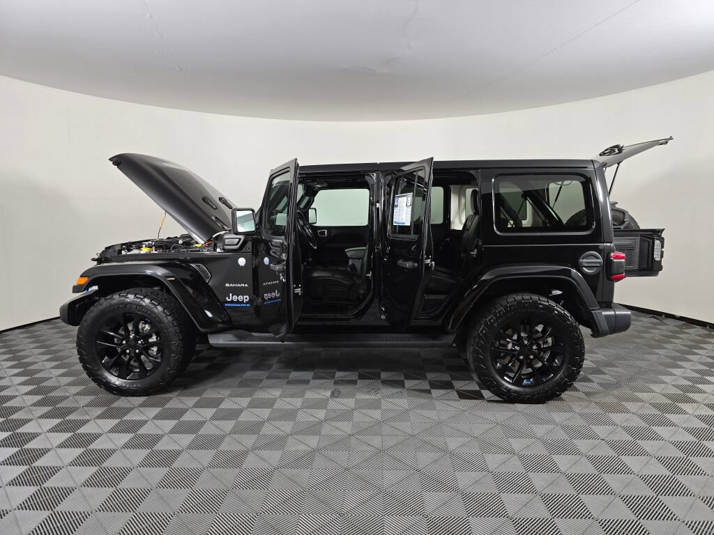 Used 2023 Jeep Wrangler Unlimited Sahara w/ Cold Weather Group AWD/4WD image 17