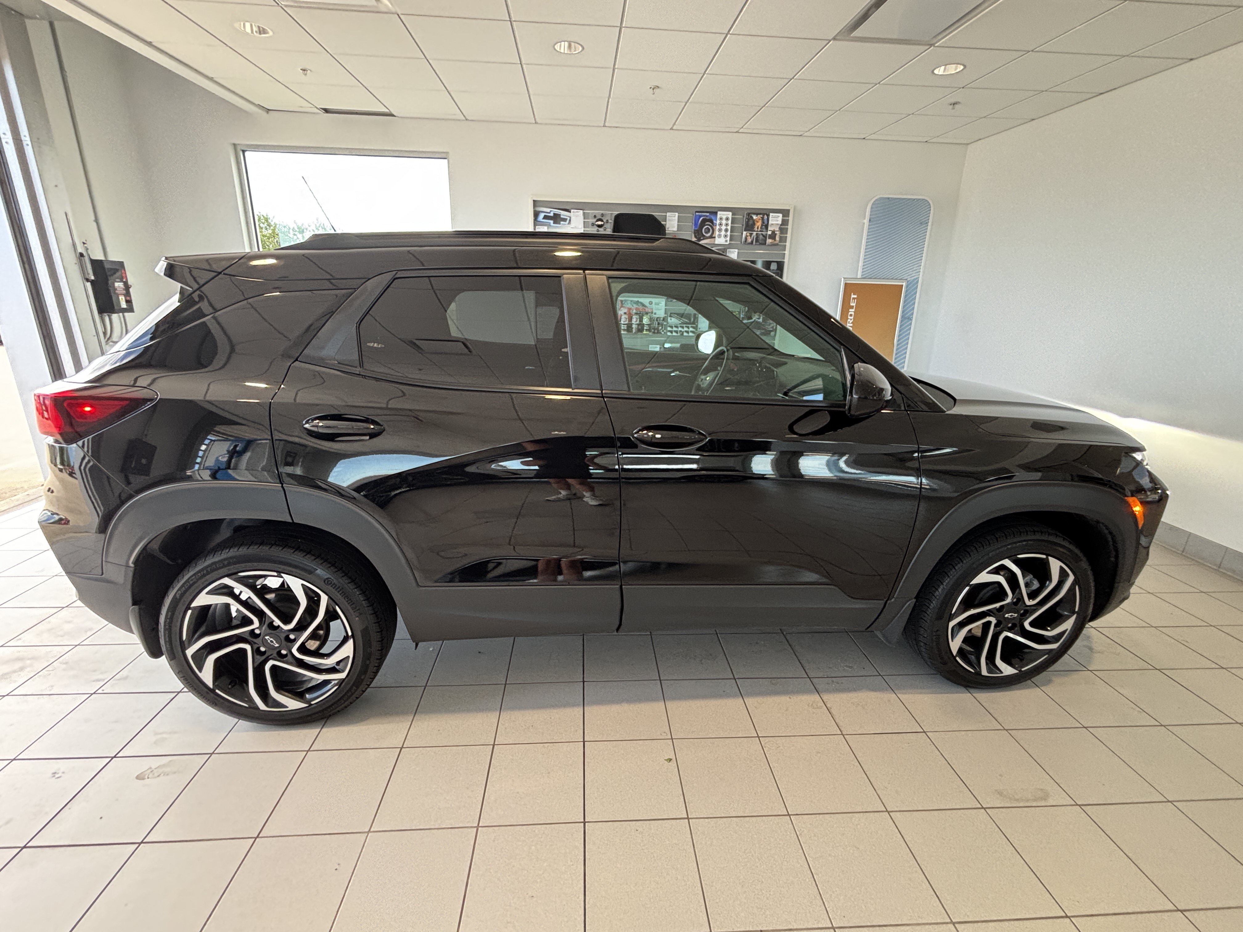 Used 2025 Chevrolet TrailBlazer RS w/ Convenience Package AWD/4WD image 6