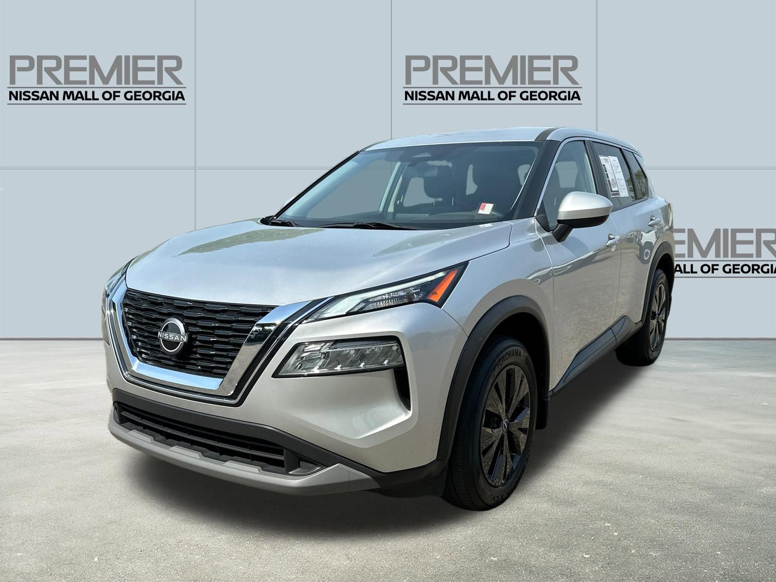 Used 2023 Nissan Rogue SV image 1