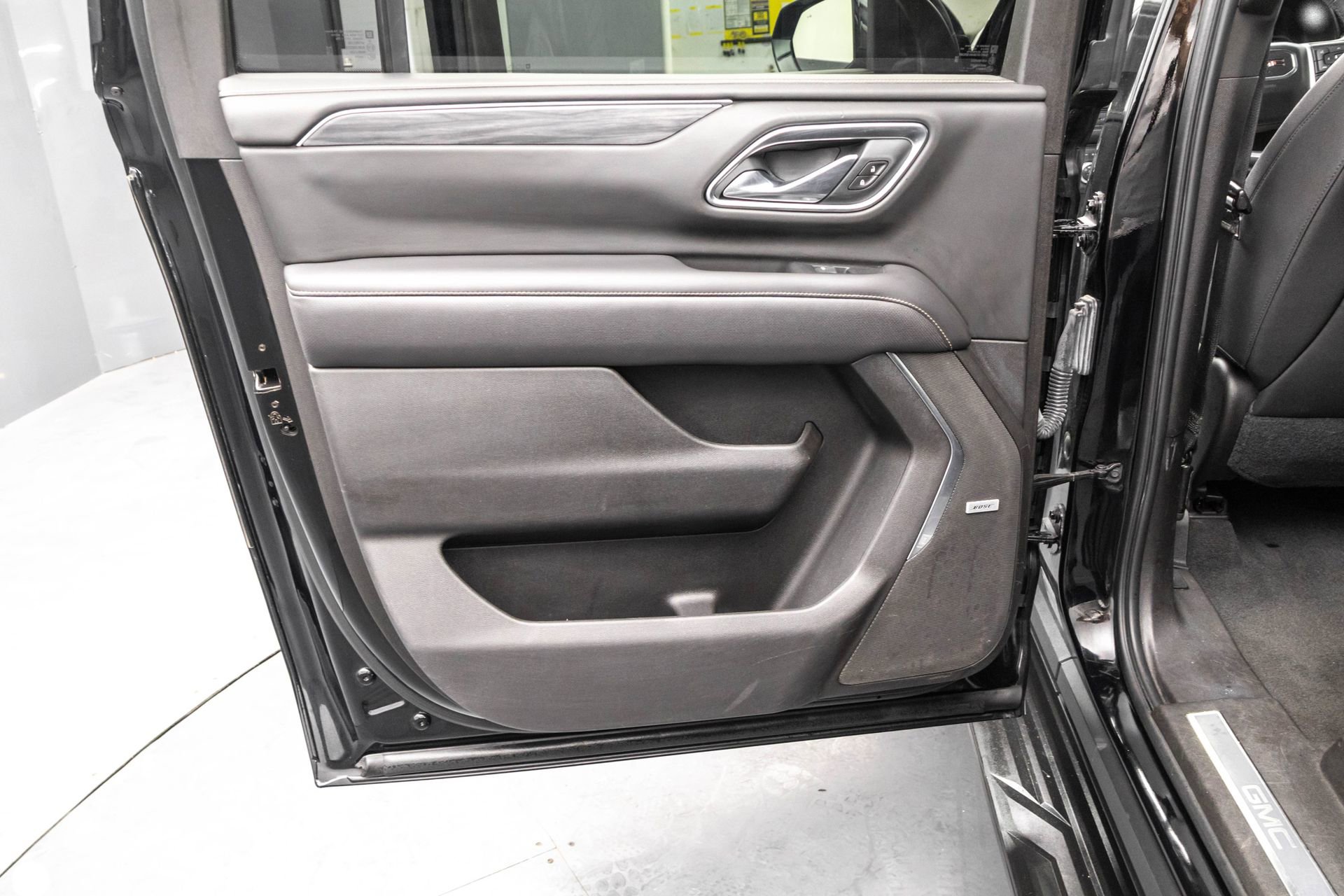 Used 2021 GMC Yukon XL SLT image 30