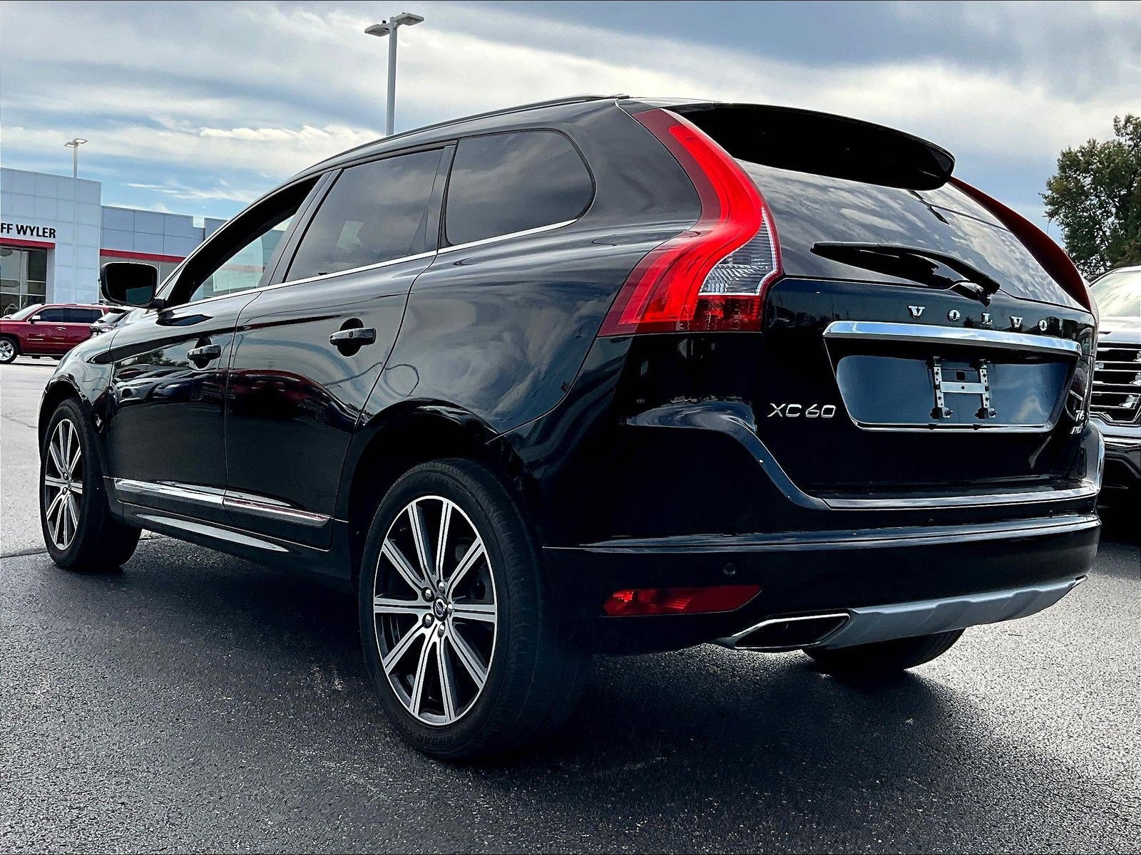 Used 2017 Volvo XC60 T6 Inscription w/ Climate Package AWD/4WD image 4