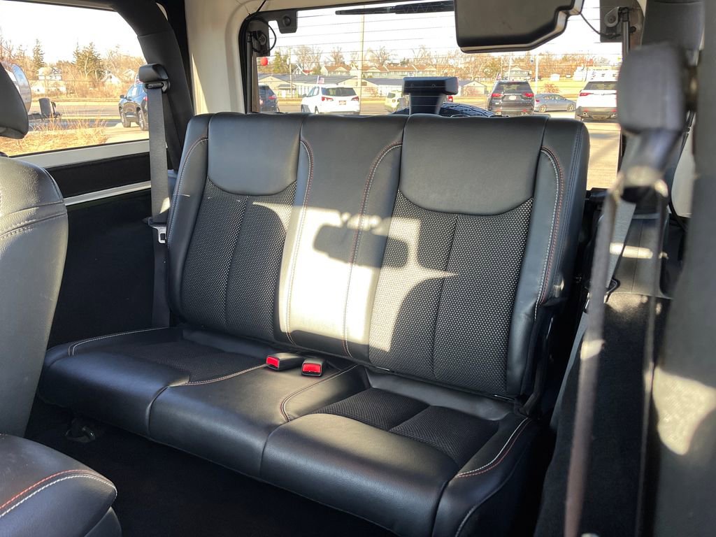 Used 2016 Jeep Wrangler Sahara image 14